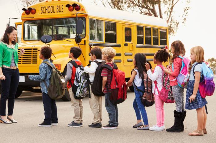 El autobus esperan los estudiantes